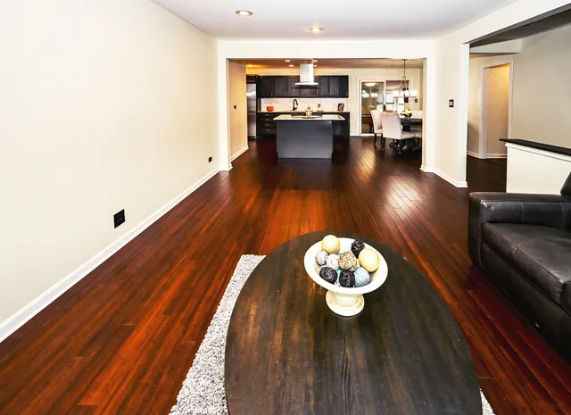 $384,900 | 580 Walnut Lane, Elk Grove Village, IL 60007