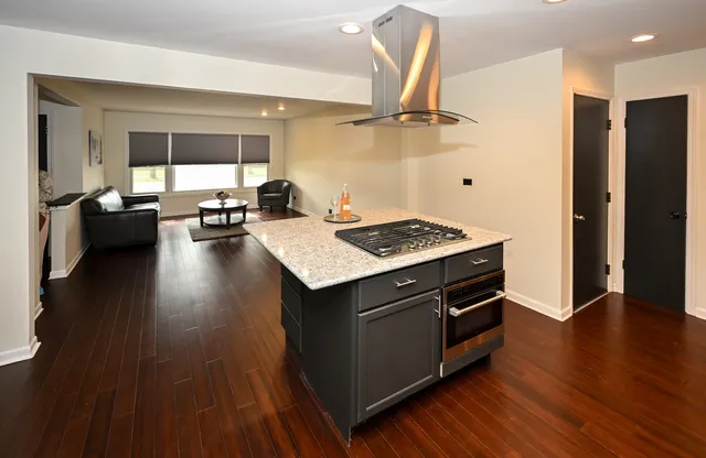 $384,900 | 580 Walnut Lane, Elk Grove Village, IL 60007