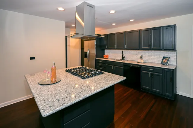 $384,900 | 580 Walnut Lane, Elk Grove Village, IL 60007