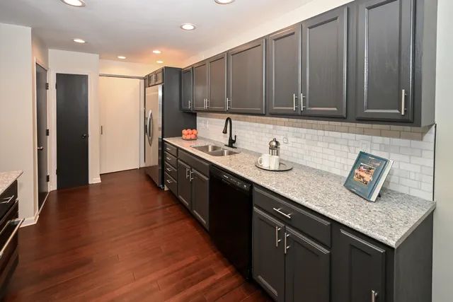 $384,900 | 580 Walnut Lane, Elk Grove Village, IL 60007