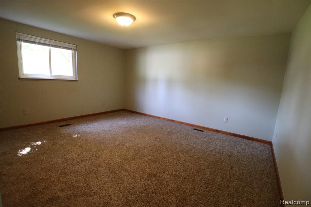 451 South Hospital Road Waterford, MI 48327 - Photo 19 of 33 Gallery Image 19