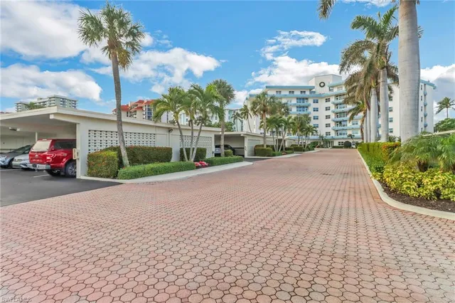 $2,995 | 220 Seaview Court, Unit 316, Marco Island, FL 34145