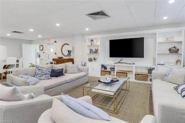 $2,995 | 220 Seaview Court, Unit 316, Marco Island, FL 34145