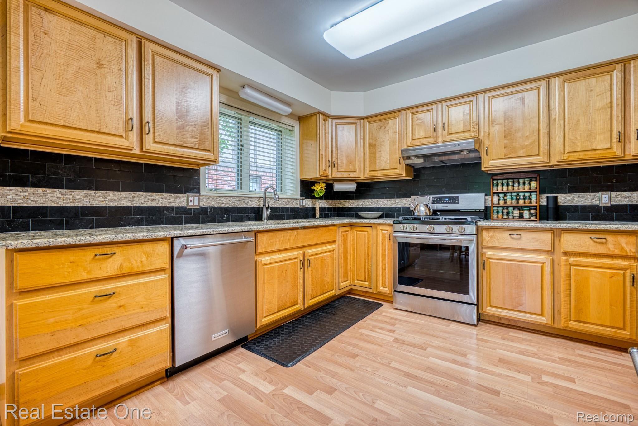 1698 Snowden Circle Rochester, MI 48306 - Photo 9 of 27 DSC09085.jpg