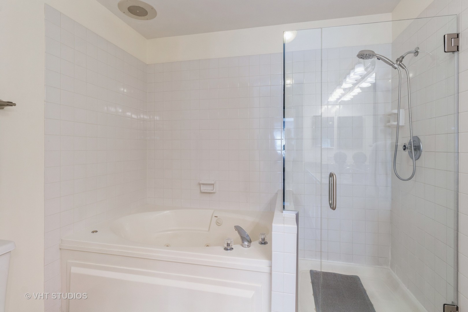 711 Bent Ridge Lane Elgin, IL 60120 - Photo 17 of 26 a bathroom with a bathtub and shower