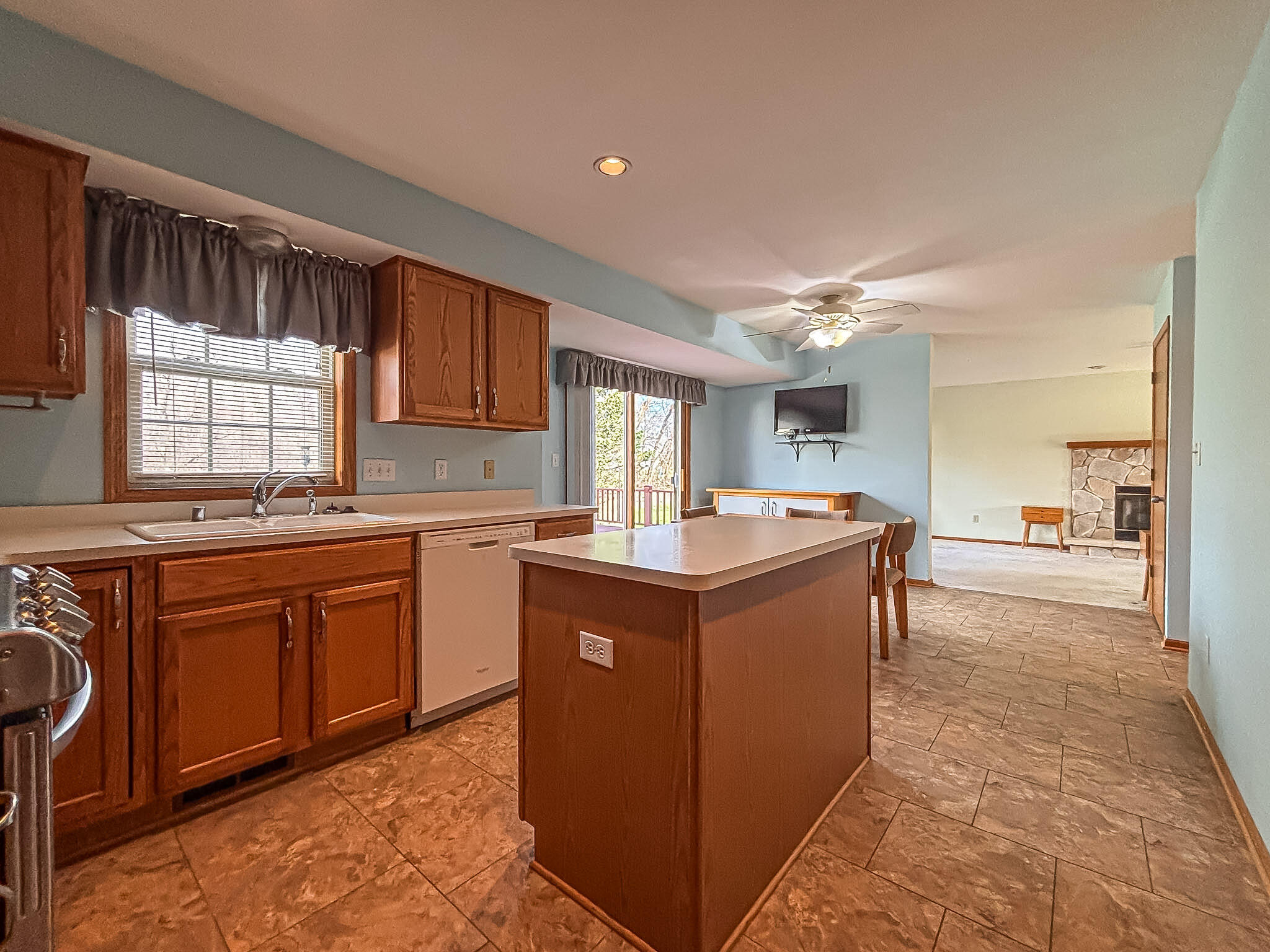 5900 Randal Lane Caledonia, WI 53402 - Photo 11 of 37 Kitchen