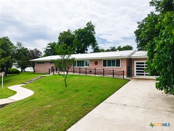 $322,500 | 708 West North Avenue, Lampasas, TX 76550