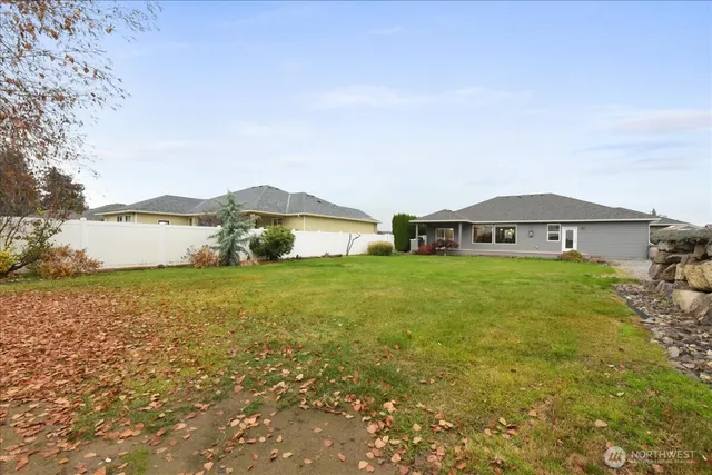 a front view of house with yard