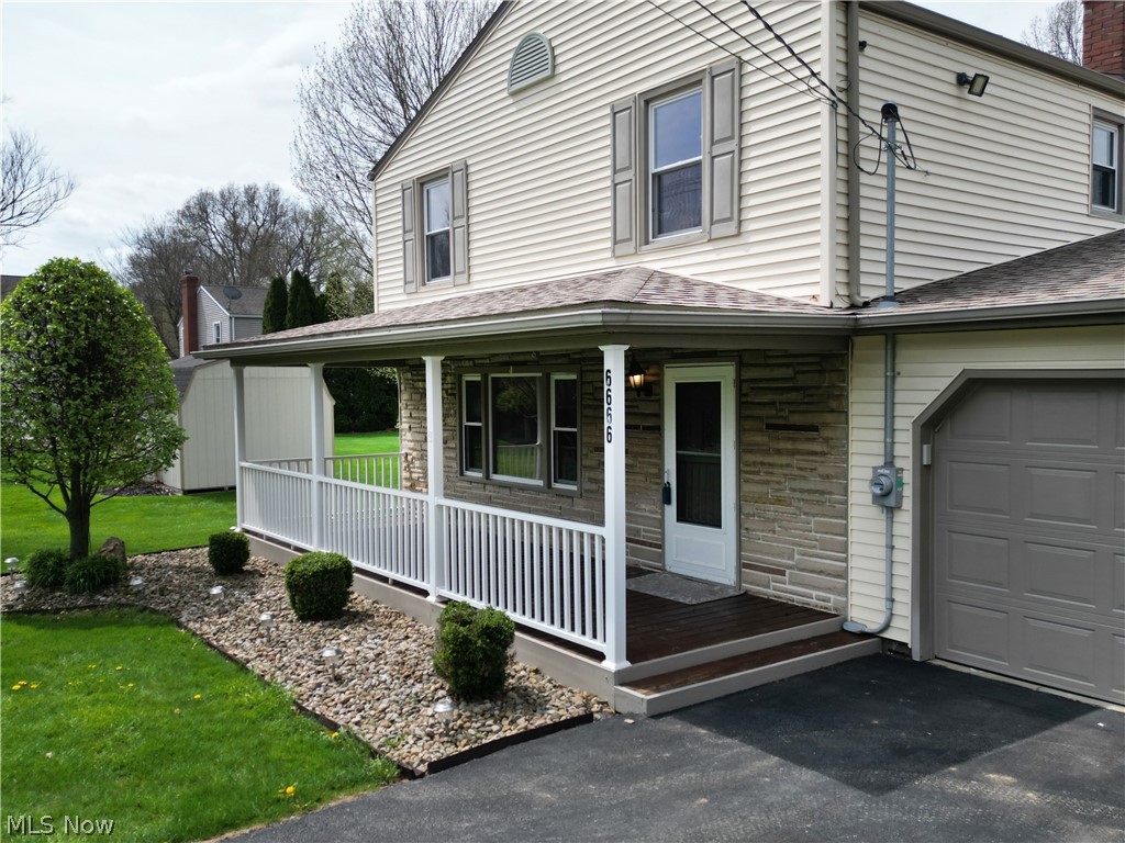 6666 Clingan Road Youngstown, OH 44514 - Photo 3 of 41 View of the covered front porch