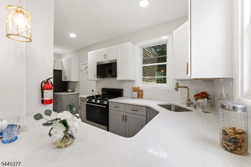 947 William Street Elizabeth, NJ 07201 - Photo 5 of 19