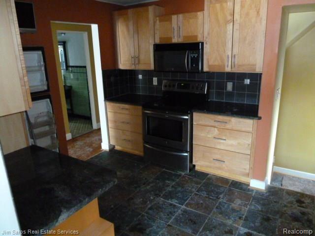 430 Cloverly Road Grosse Pointe, MI 48236 - Photo 11 of 19 KIT MAPLE CABS.jpg