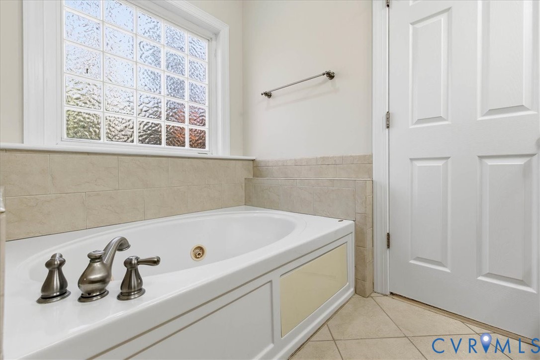 11891 Old Stage Road Prince George, VA 23875 - Photo 19 of 38 primary bath with large tub