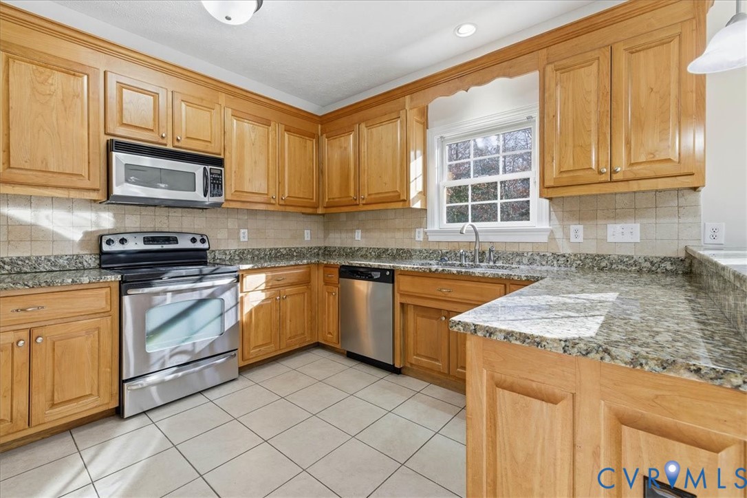 11891 Old Stage Road Prince George, VA 23875 - Photo 21 of 38 kitchen with appliances, granite countertops, tile