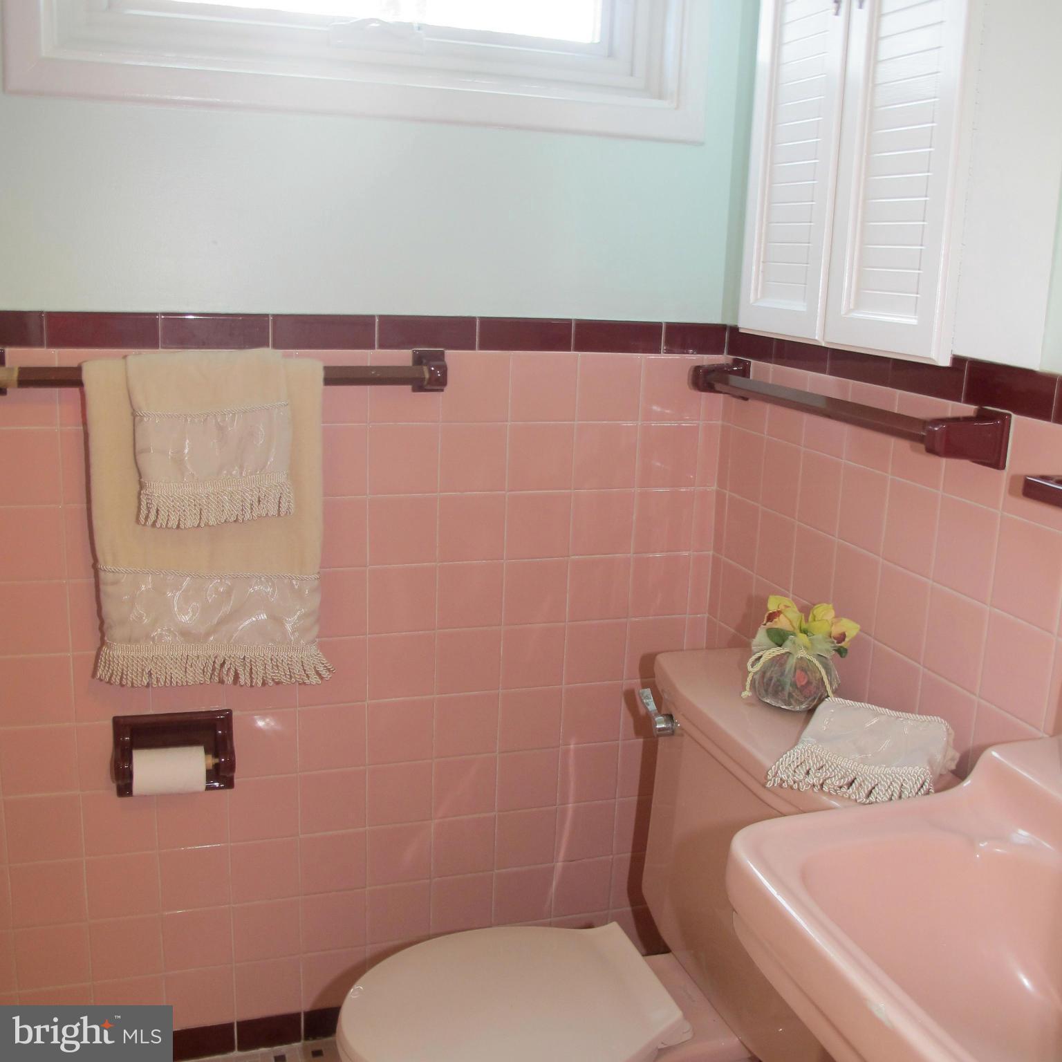 305 Cavalier Court Silver Spring, MD 20901 - Photo 20 of 30 Ceramic Tub Bath