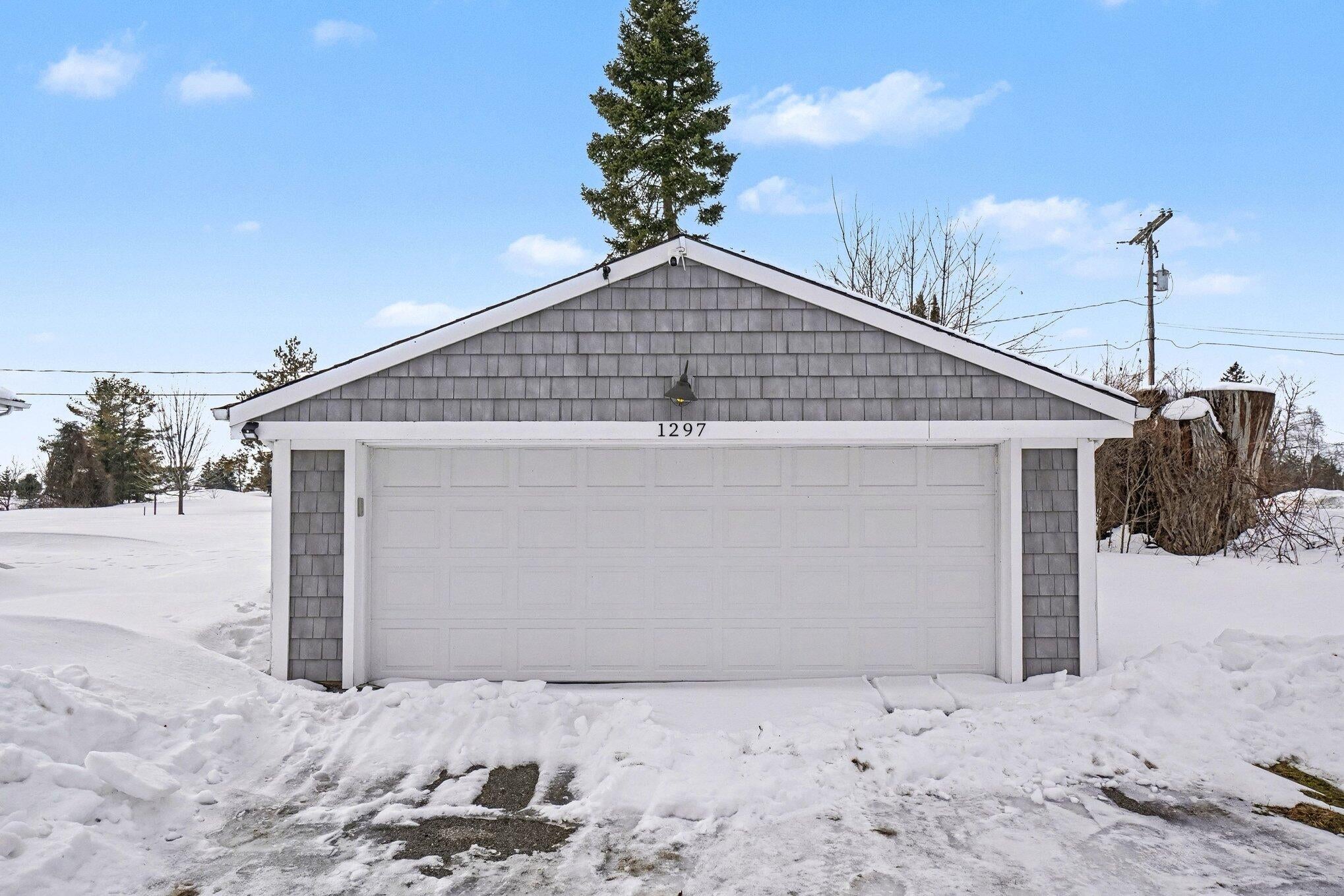 1297 North Old Mackinaw Road Cheboygan, MI 49721 - Photo 6 of 32 Garage