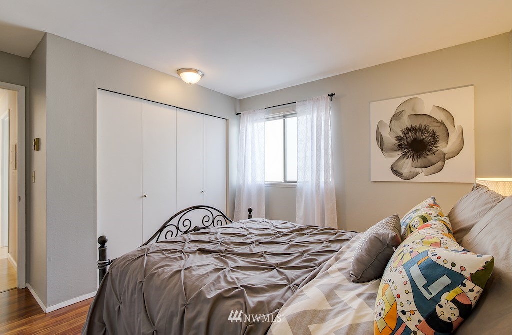 555 Prospect Street, Unit 3 Seattle, WA 98109 - Photo 19 of 23 a bedroom with a bed and a painting on the wall