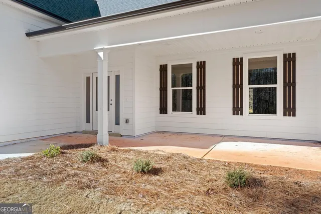 a view of a house with a backyard