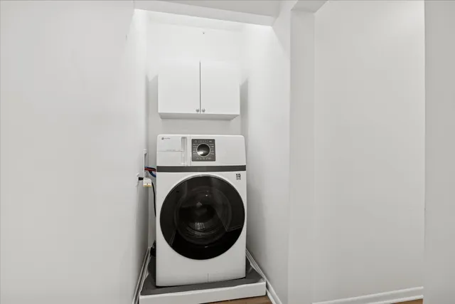 a close up view of a washer and dryer