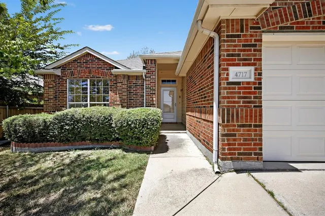 a view of front of house with a yard