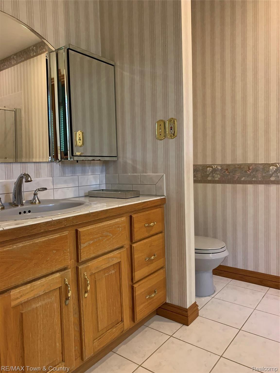 8215 Elms Road Flushing, MI 48433 - Photo 25 of 46 elms masterbath2.jpg