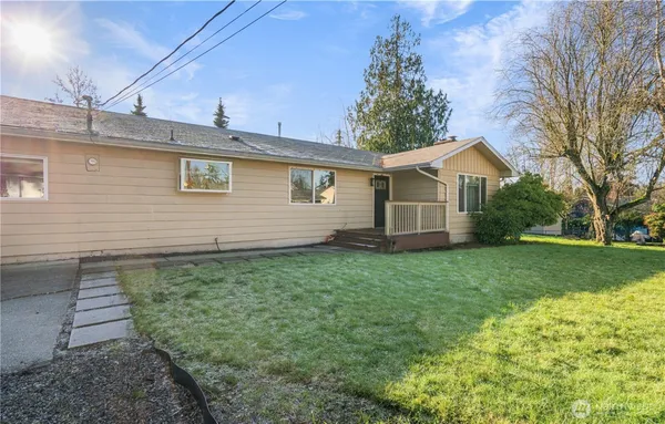 a view of a house with a yard