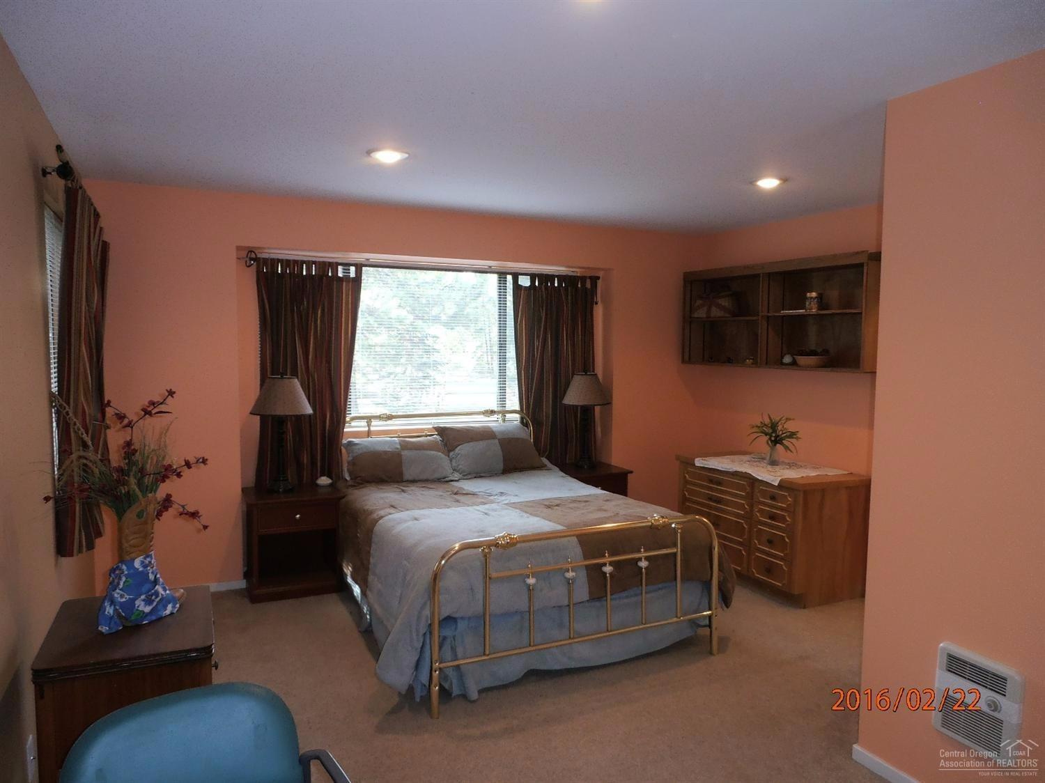 60330 East Ridgeview Drive Bend, OR 97702 - Photo 18 of 25 3rd bedroom located off the bonus room.