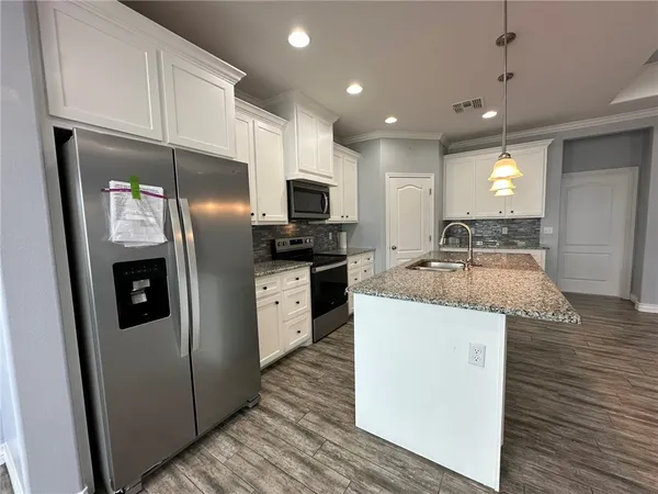 $2,200 | 148 North 9th Street, Aransas Pass, TX 78336