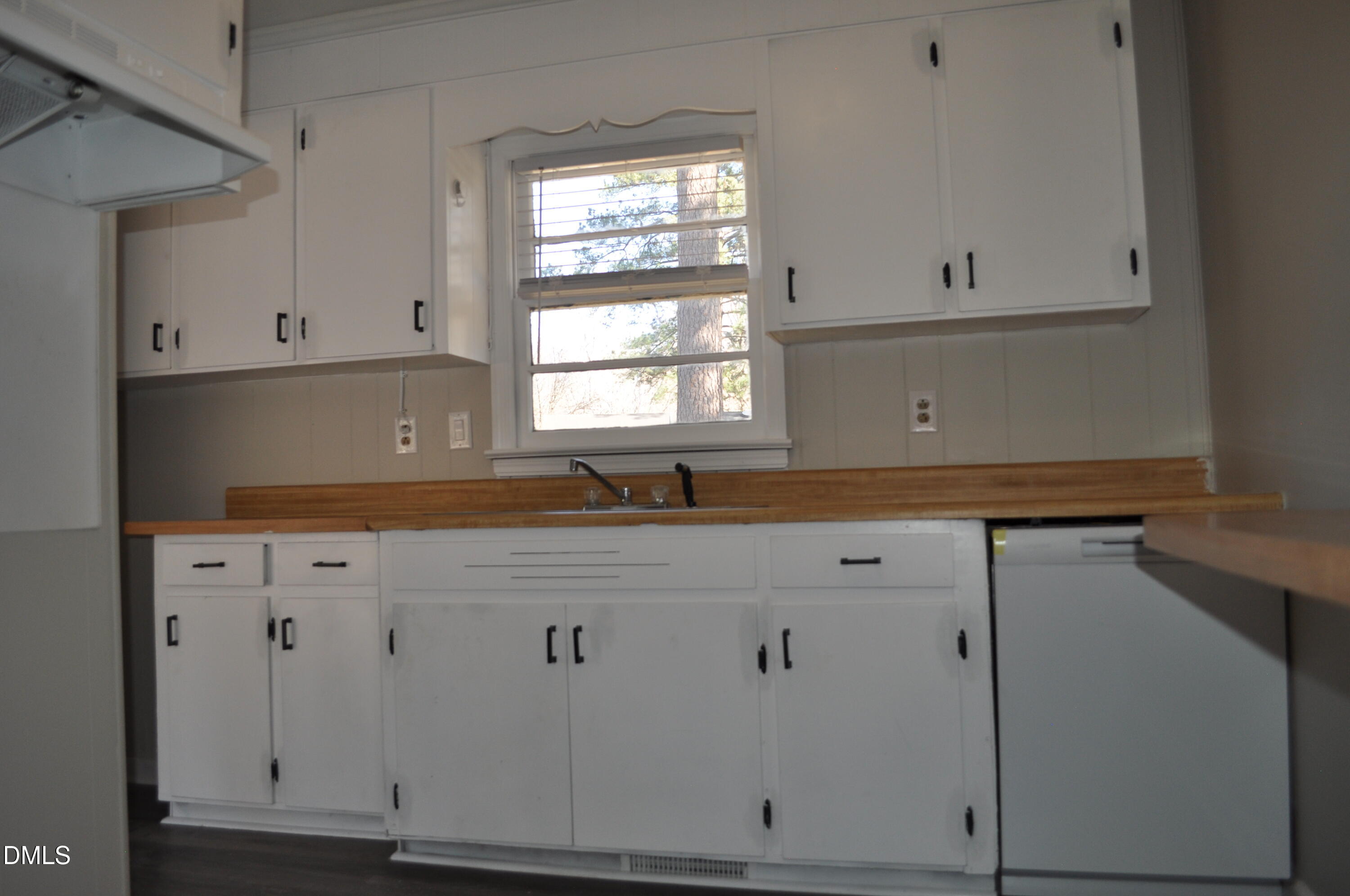 403 Huntington Road Tarboro, NC 27886 - Photo 20 of 42 a kitchen with cabinets appliances and a window