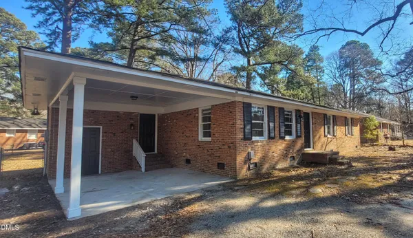 a view of a house with backyard