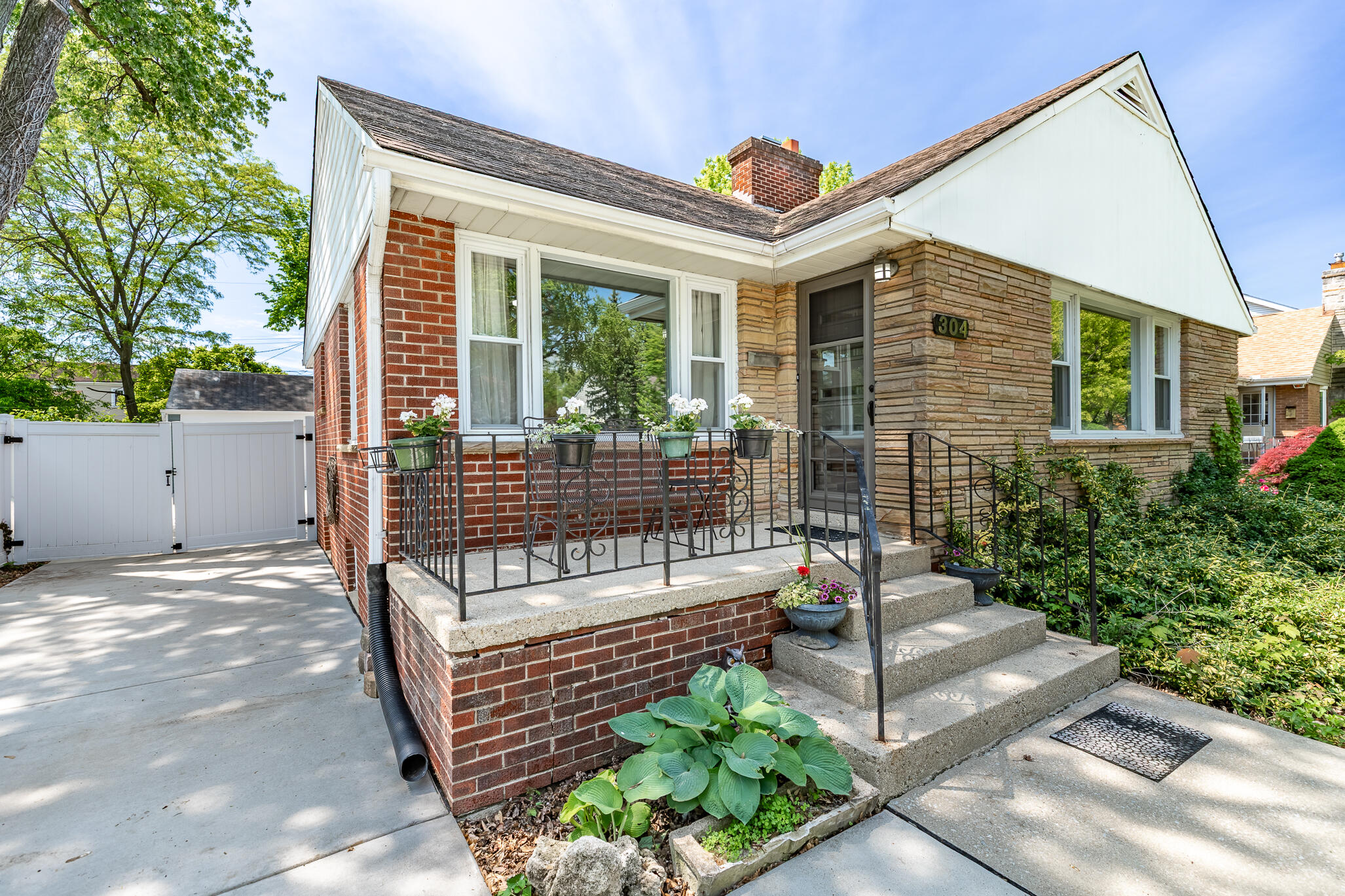 304 Beverly Place Munster, IN 46321 - Photo 3 of 57 2054x1369