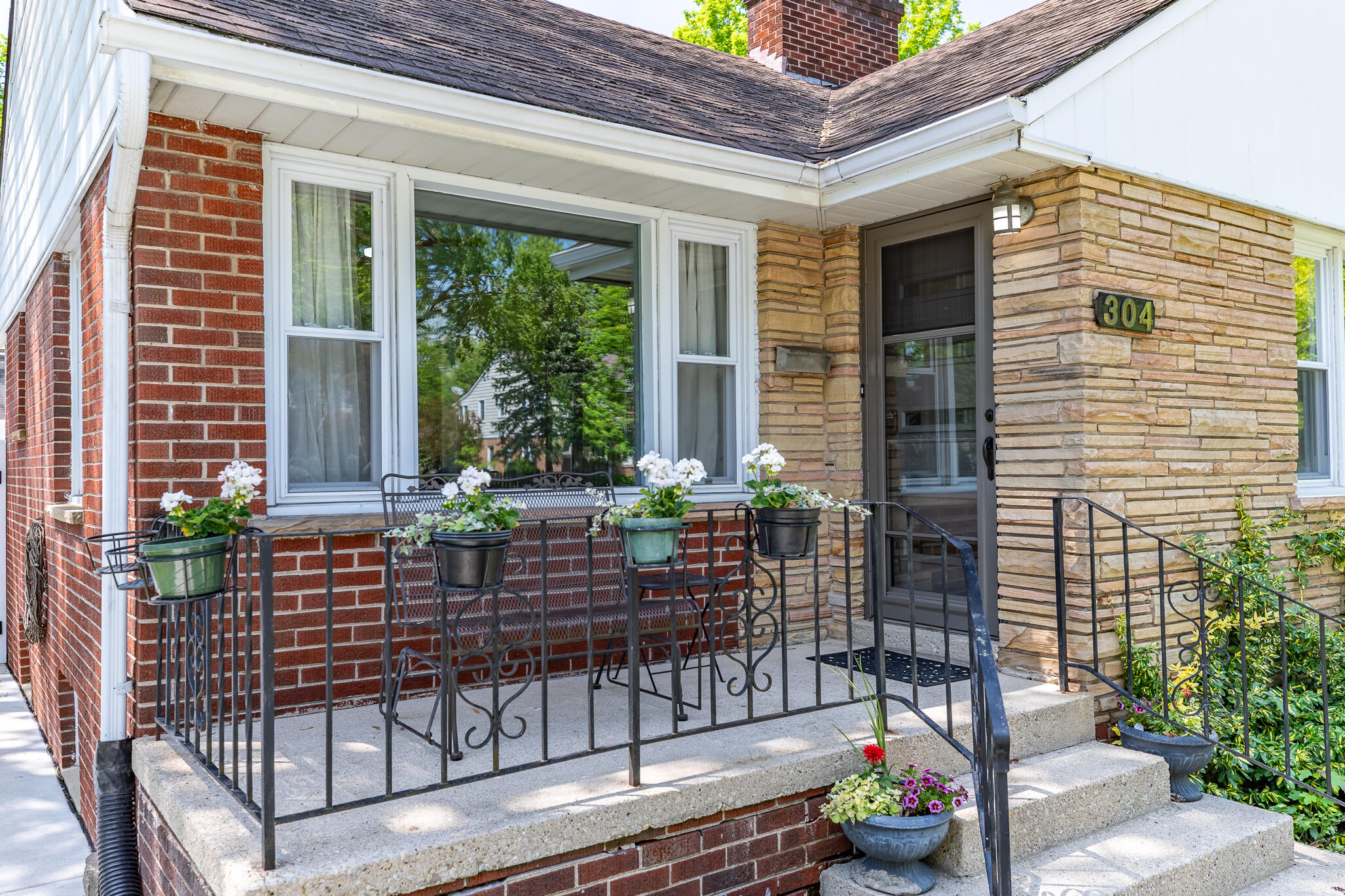 304 Beverly Place Munster, IN 46321 - Photo 4 of 57 2054x1369