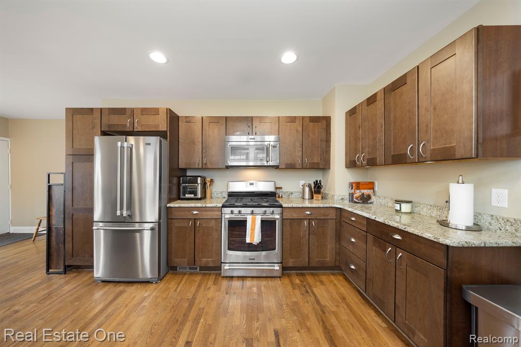 421 North Castell Avenue Rochester, MI 48307 - Photo 13 of 50
