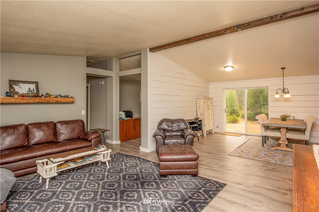 517 South Military Road Winlock, WA 98596 - Photo 3 of 31 a living room with furniture
