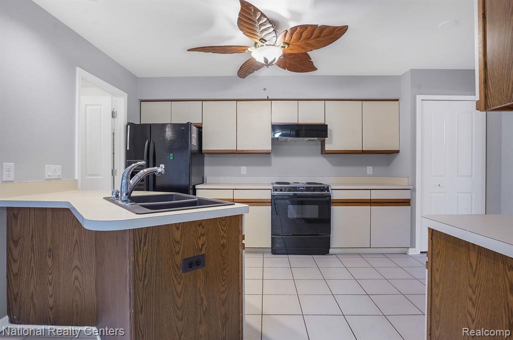 23085 Farmington Road Farmington, MI 48336 - Photo 10 of 31 Gallery Image 10