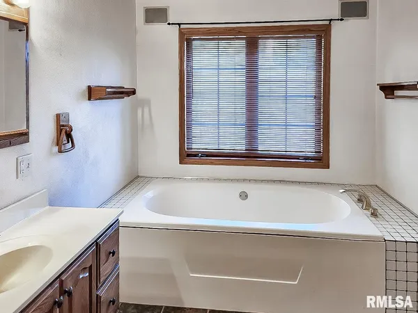 $359,000 | 9313 West Parks School Road, Princeville, IL 61559