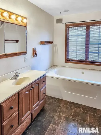 $359,000 | 9313 West Parks School Road, Princeville, IL 61559