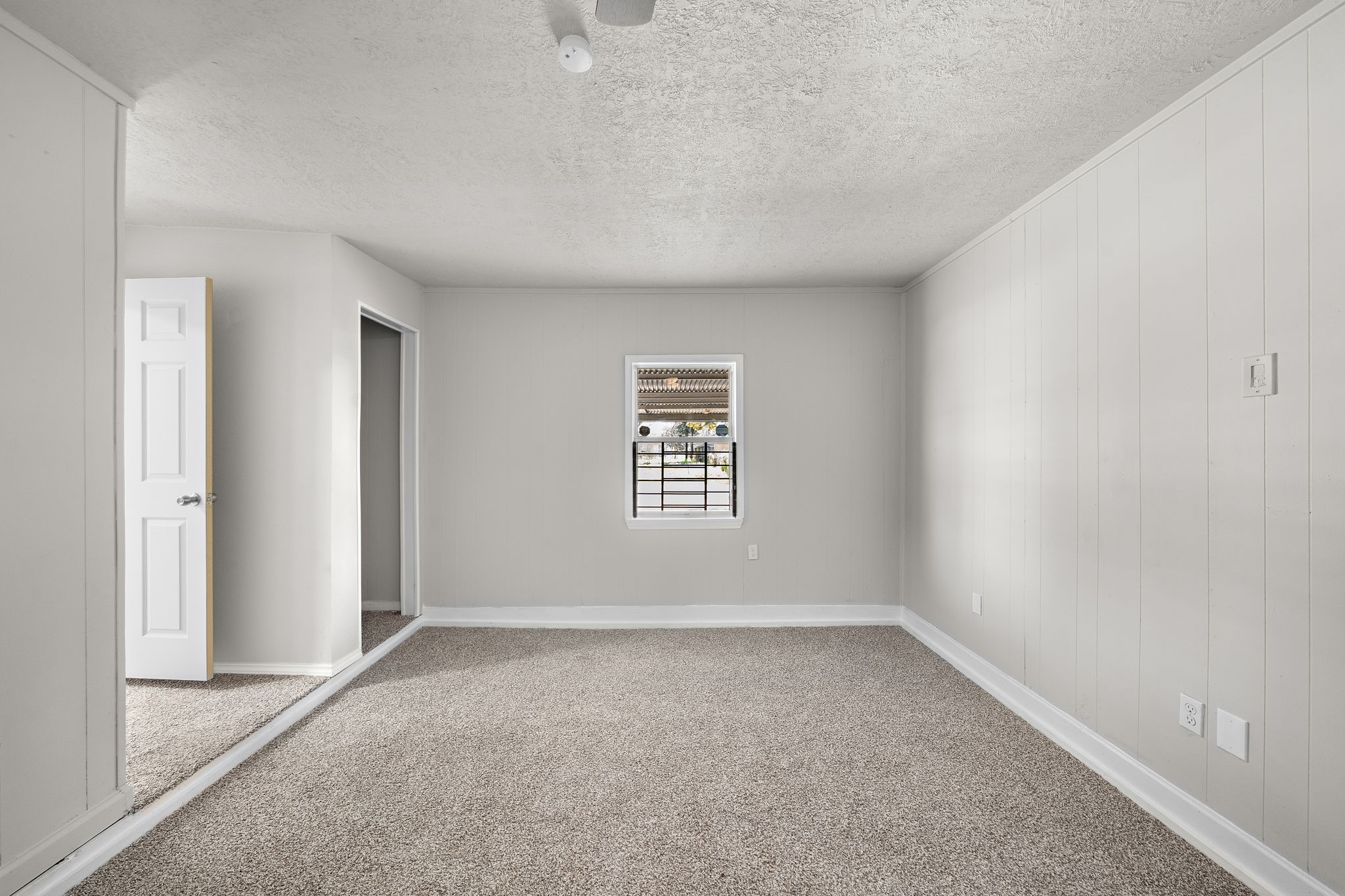 3121 Chimira Lane Houston, TX 77051 - Photo 22 of 35 an empty room with a window