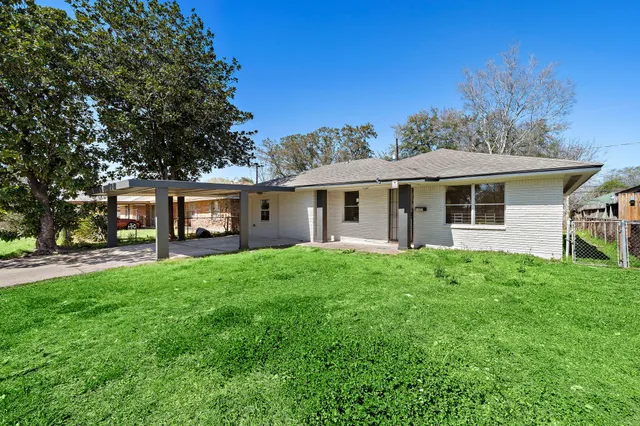a view of a house with a backyard