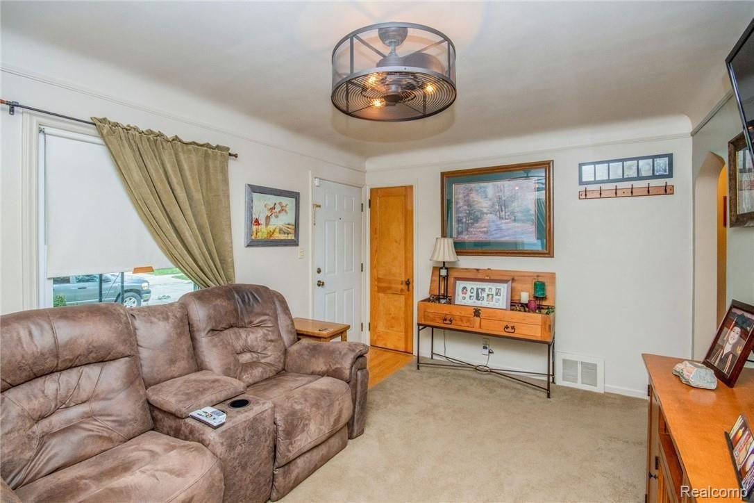 FAMILY ROOM 4.jpg