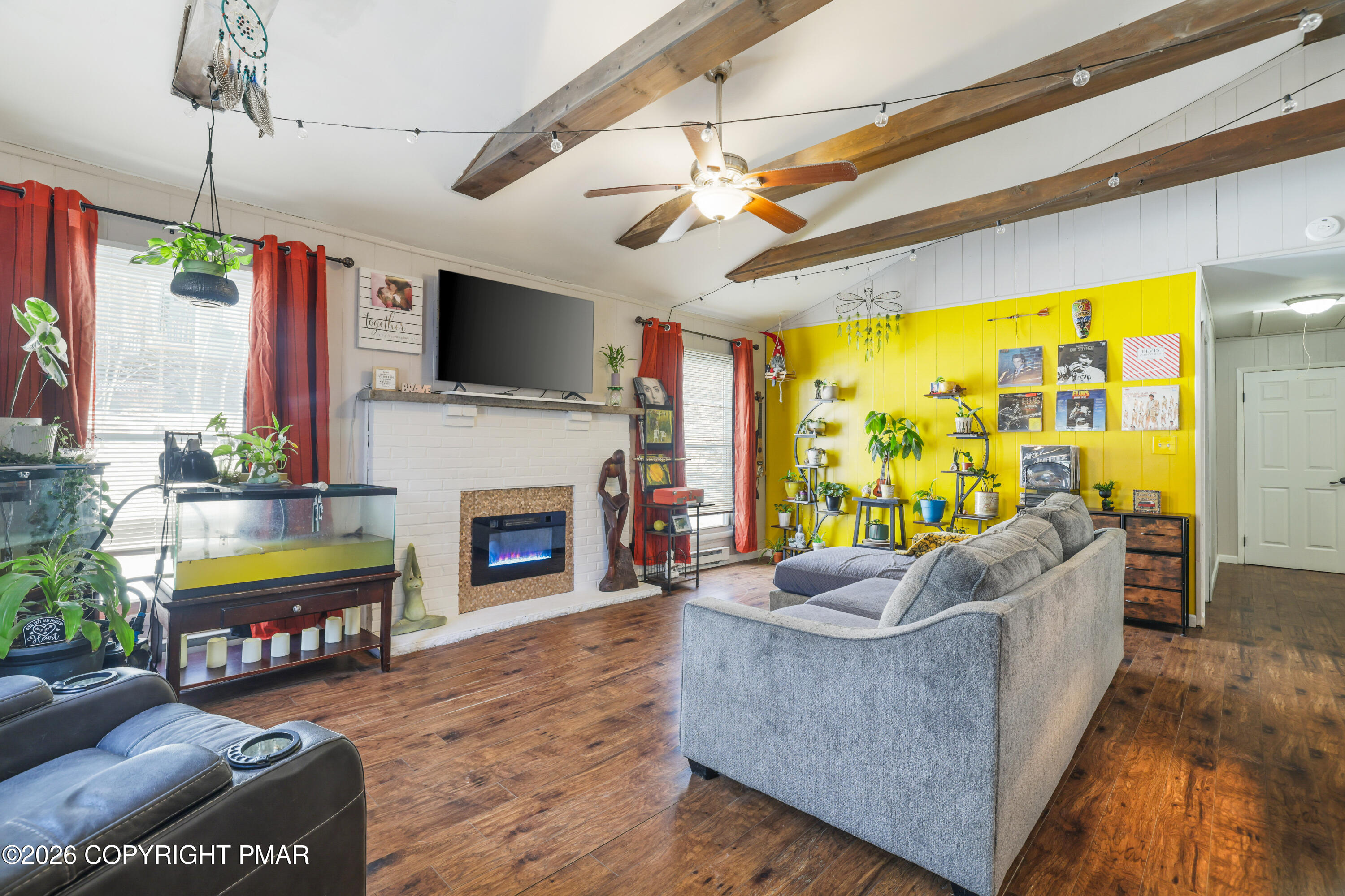 109 Stuart Place Bushkill, PA 18324 - Photo 14 of 68 14- Living room