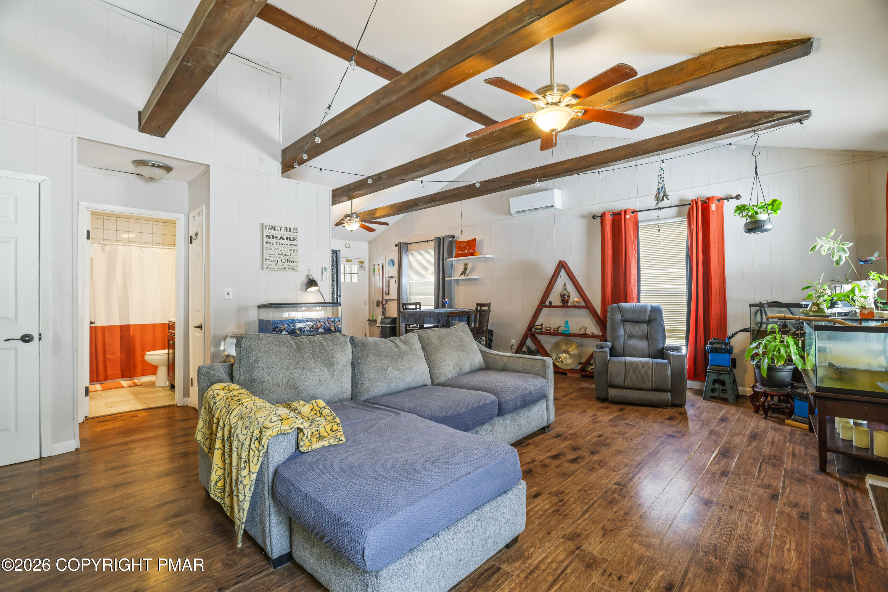 109 Stuart Place Bushkill, PA 18324 - Photo 17 of 68 17- Living room