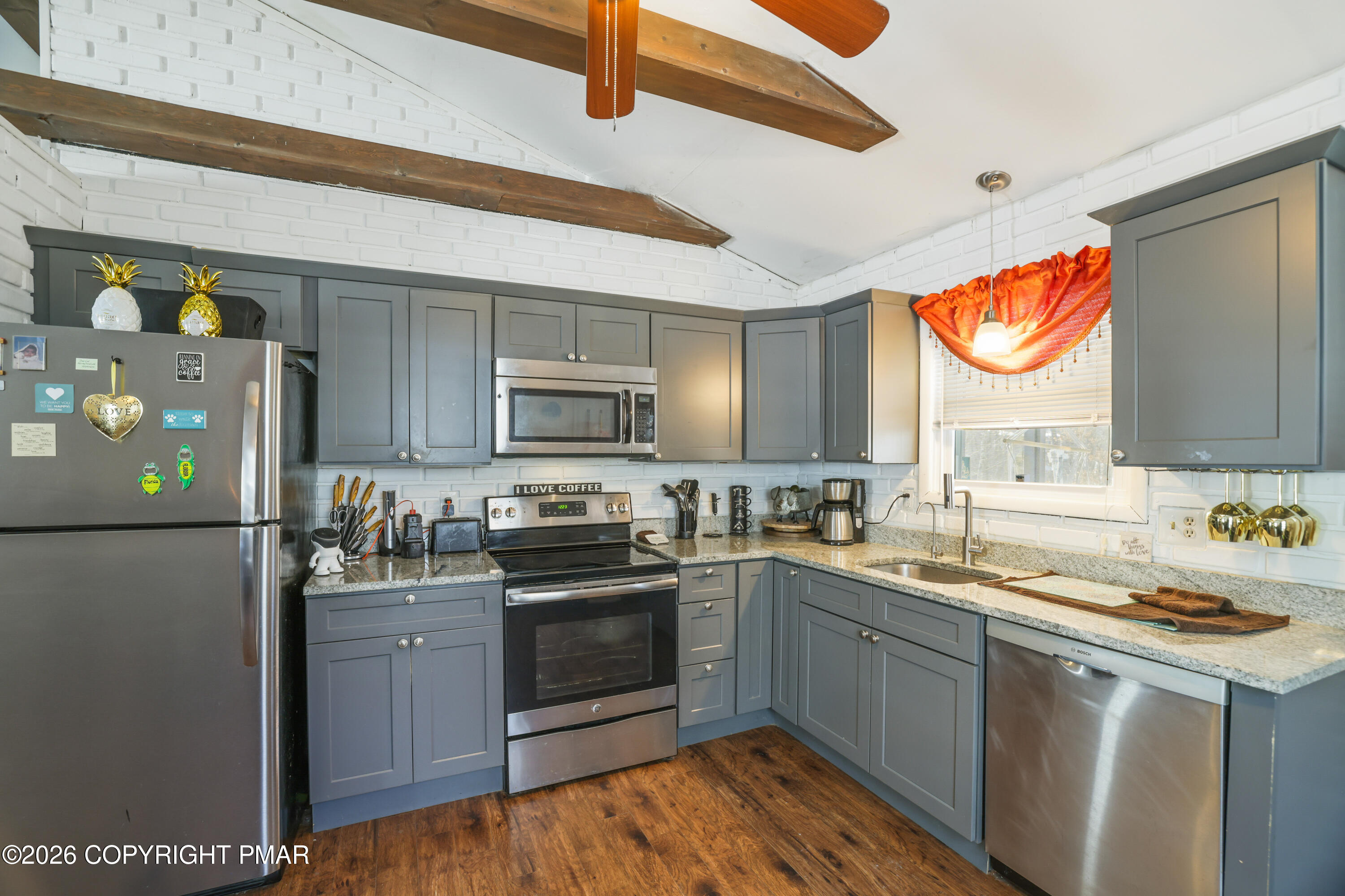 109 Stuart Place Bushkill, PA 18324 - Photo 6 of 68 6- Kitchen