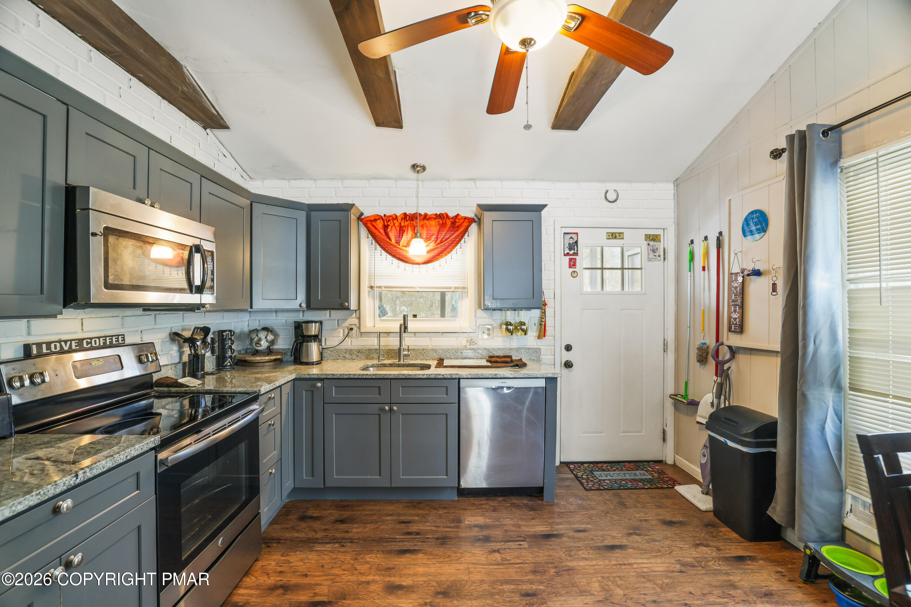 109 Stuart Place Bushkill, PA 18324 - Photo 7 of 68 7-Kitchen