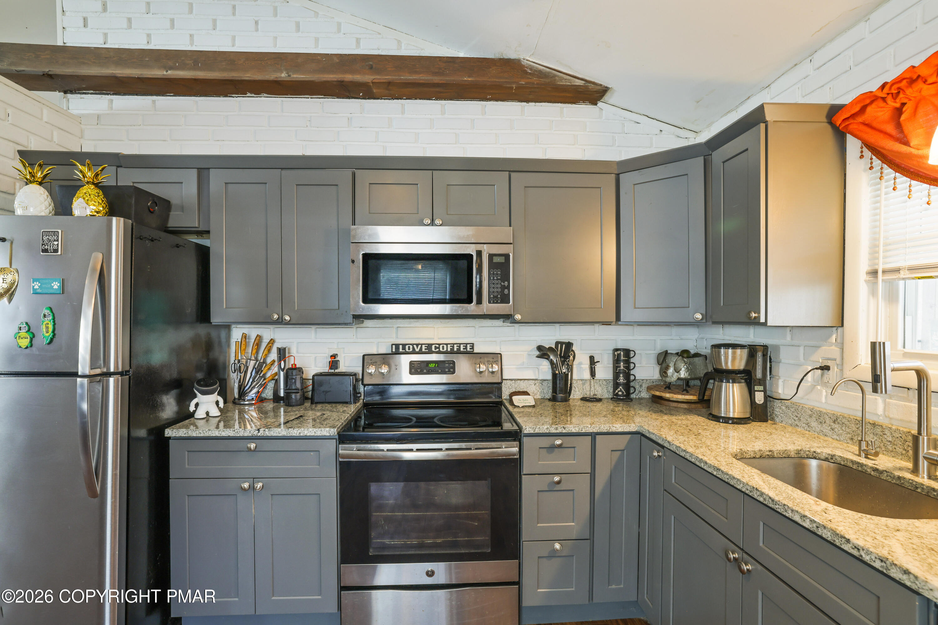 109 Stuart Place Bushkill, PA 18324 - Photo 8 of 68 8-Stainless steel appliances