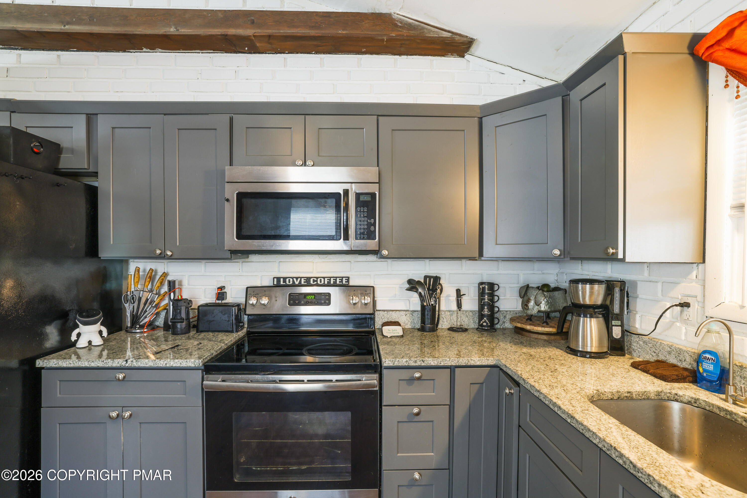 109 Stuart Place Bushkill, PA 18324 - Photo 9 of 68 9-Kitchen