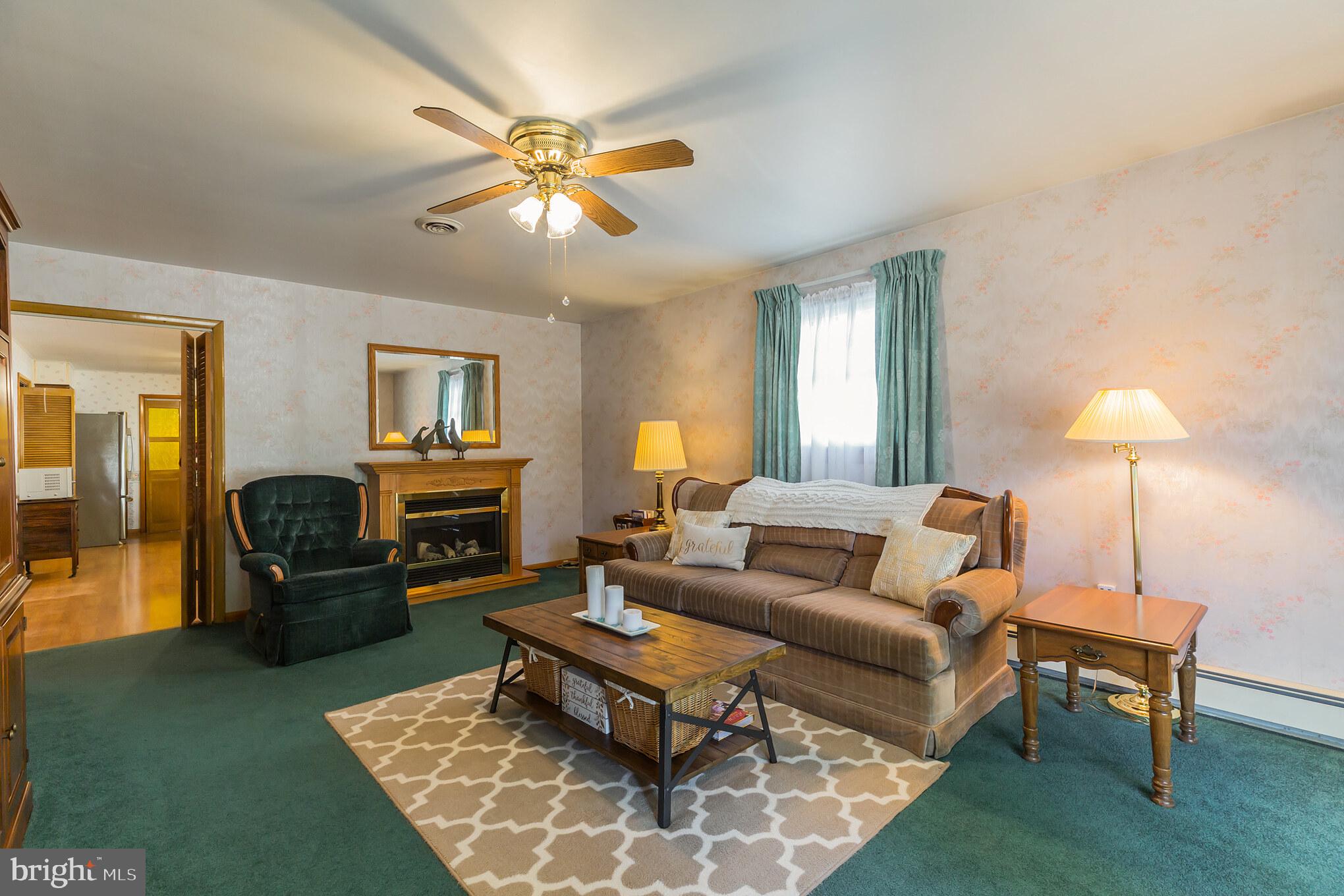 628 Democrat Road Gibbstown, NJ 08027 - Photo 4 of 17 Livingroom