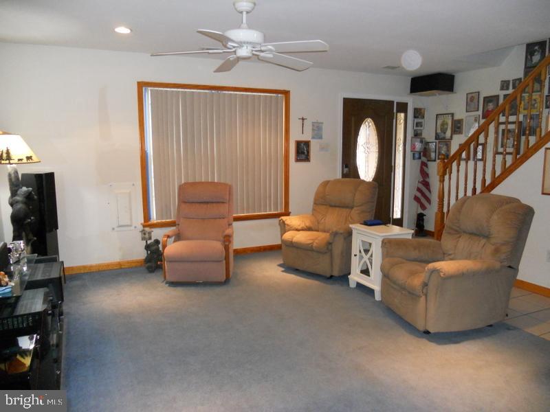 141 Oakmont Road Clementon, NJ 08021 - Photo 4 of 17 Living Room
