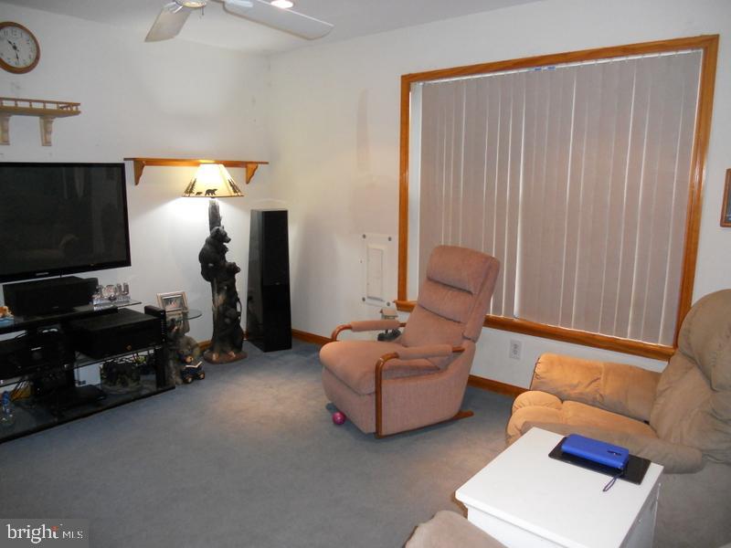 141 Oakmont Road Clementon, NJ 08021 - Photo 5 of 17 Living Room