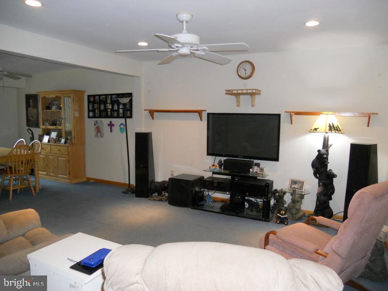 141 Oakmont Road Clementon, NJ 08021 - Photo 6 of 17 Living Room