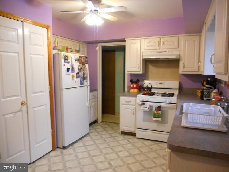 141 Oakmont Road Clementon, NJ 08021 - Photo 9 of 17 Kitchen